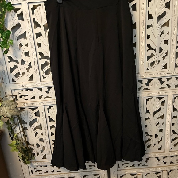 DAZY DARING BLACK SMOOTH BLACK PLEATED FLOWY MIDI SKIRT - Picture 7 of 10